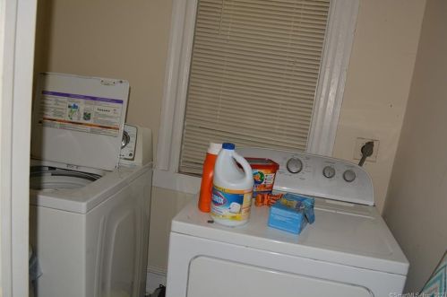 356 Chestnut St, New Britain CT 06051-2307 exterior