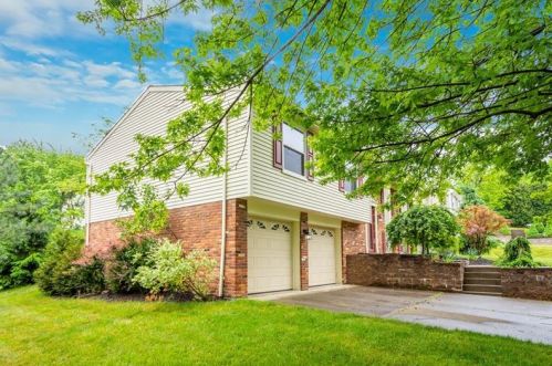 747 Thornwick Dr, Pittsburgh, PA 15243-1611