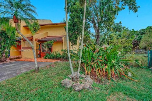 7692 Oakmont Cir, Hialeah FL  33015-2046 exterior