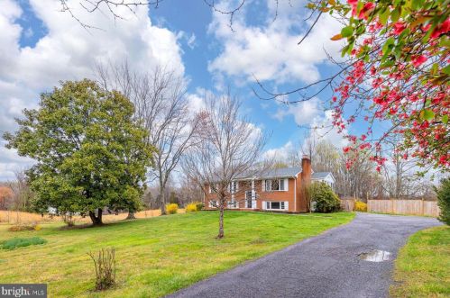 512 Round Hill Rd, Boston, VA 22713-1717