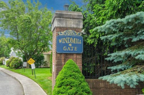 15 Windmill Gate Dr, Oakdale, NY 11769-1605