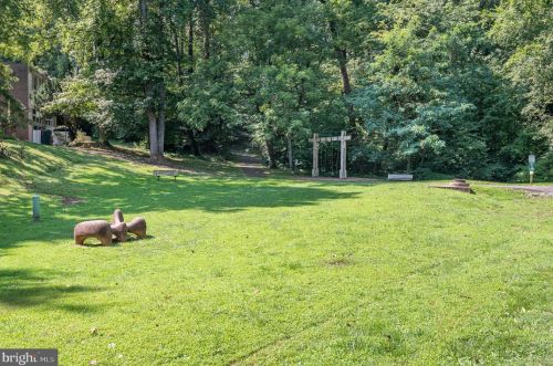11563 Maple Ridge Rd, Herndon, VA 20190-3605