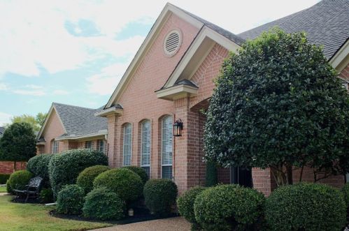1664 Oak Creek Dr, Hurst, TX 76054-3309