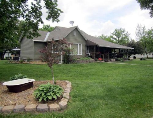 402 8th St, Edgar, NE 68935-3167