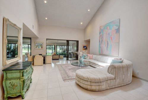 9 Clubhouse Ln, Boynton Beach, FL 33436-6056