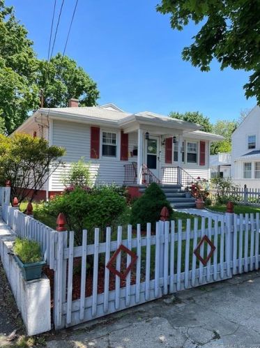 55 Rose St, Bridgeport, CT 06610-1724