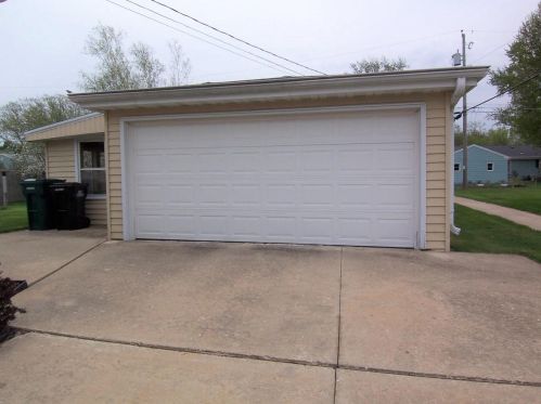 2551 Shade Tree Ln, Green Bay, WI 54313-6836