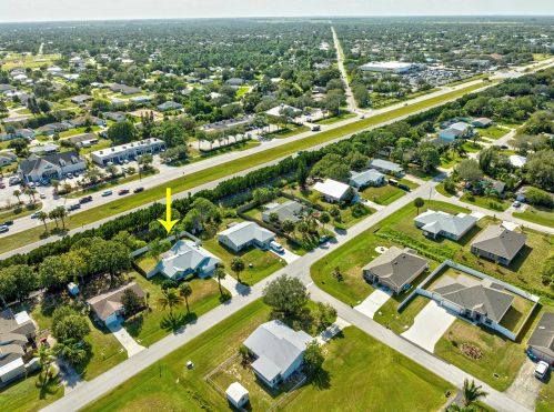 909 Fulton Way, Sebastian FL  32958-5123 exterior