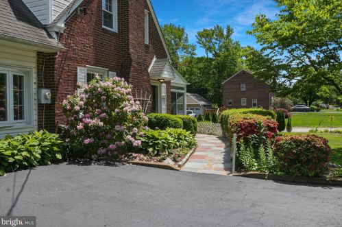 827 Woodsdale Rd, Wilmington DE  19809-2244 exterior