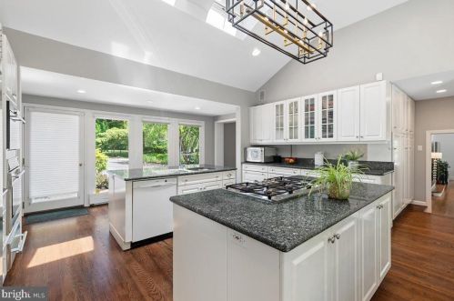 213 Constitution Dr, Princeton NJ  08540-6711 exterior
