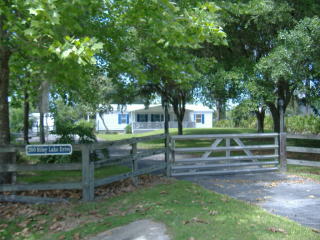 290 Riley Lake Dr, Cross Creek, FL 32640-6325
