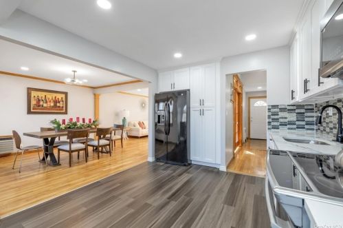 545 Queen St, Westbury NY  11590-1399 exterior