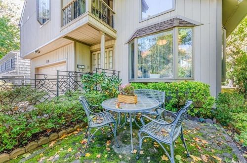26 Wimbleton Ln, Great Neck, NY 11023-1347