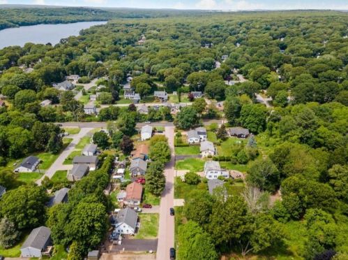 19 Pontiac Rd, South Kingstown RI  02882-1209 exterior