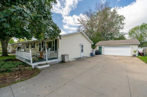 1012 Fieldcrest Dr, Menasha, WI 54952-2615