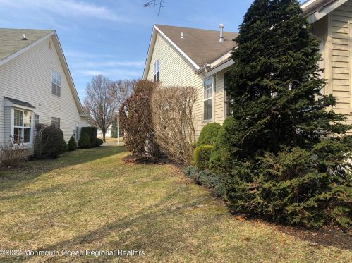 6 Casco Ct, Lakewood, NJ 08701-5779