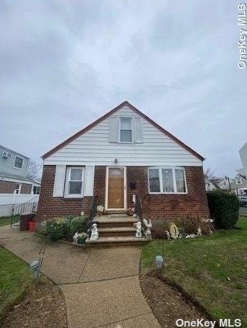 26 106th Ave, Floral Park, NY 11003-2012