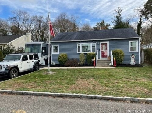 406 Old Farmingdale Rd, Babylon NY  11704-6424 exterior