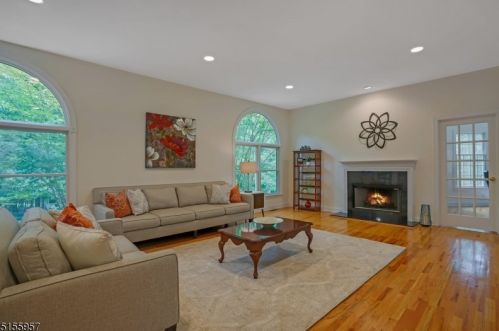 8 Forest View Dr, Martinsville NJ  08836-2039 exterior