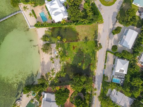 153 Bay Harbor Dr, Key Largo, FL 33037-2005
