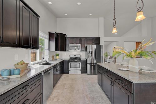 537 Stanford St, Vacaville CA  95687-4609 exterior