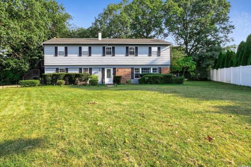 12 Michael Ct, South Setauket, NY 11720-2245