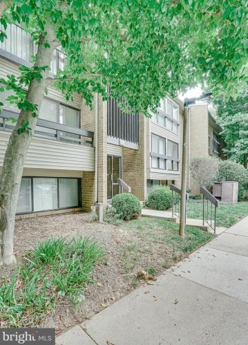 2104 Green Watch Way, Herndon VA  20191-2419 exterior