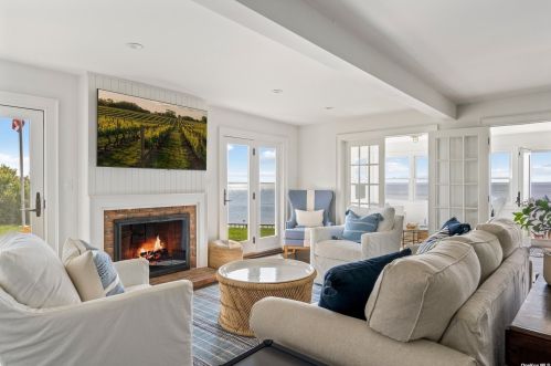 6340 Peconic Bay Blvd, Laurel, NY 11948-1910