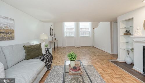 828 Lombard St, Philadelphia, PA 19147-1317