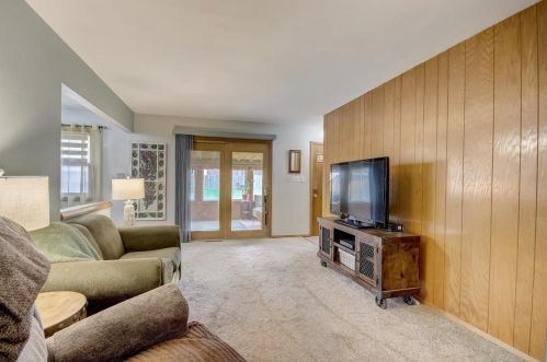 6209 Indiana Ave, Cudahy WI 53110-2871 exterior