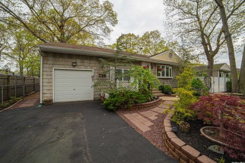 27 Oakdale St, Bayshore, NY 11706-2609