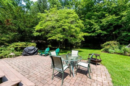 106 Lakeview Dr, Norwich, CT 06365-8734
