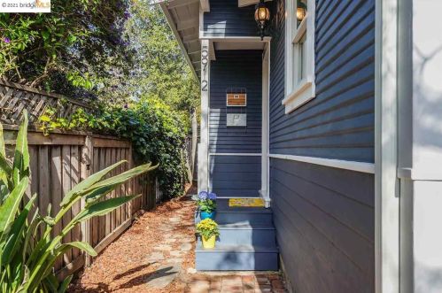 5912 Fremont St, Oakland CA 94608-2217 exterior