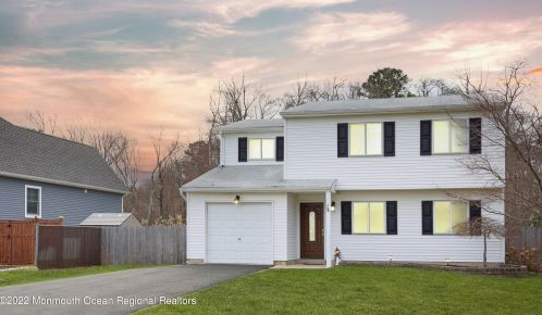 8 Catalina Dr, Bricktown, NJ 08723-7635