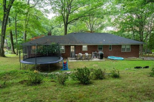 4 Hillside Ter, Airmont NY  10901-2105 exterior