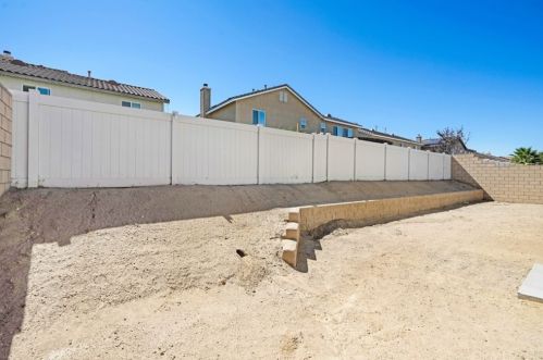 12433 Pinos Verde Ln, Victorville, CA 92392-8726