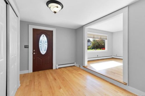 16 Harbor View Ave, Waterford, CT 06385-1313