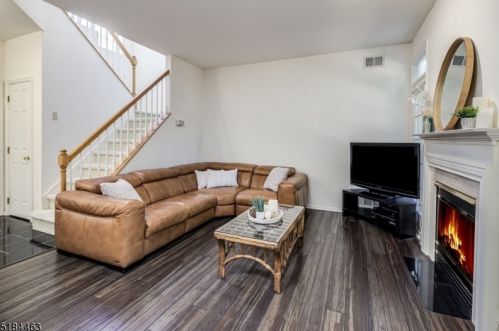 8 Four Oaks Rd, Bedminster NJ  07921-2054 exterior