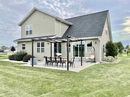 401 Sweetflag Ave, Fond Du Lac WI  54935-1875 exterior