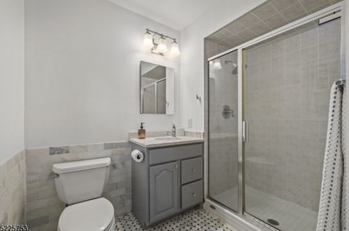 90 Sun Vly Way, Greystone Park NJ 07950-1913 exterior