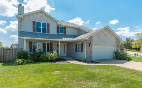 30 Pine Crest Dr, Robins, IA 52328-9512