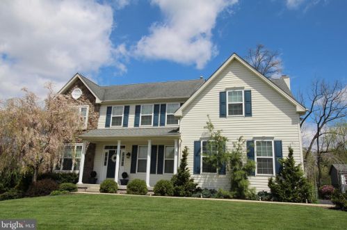 315 Green Meadow Dr, Douglassville, PA 19518-1327
