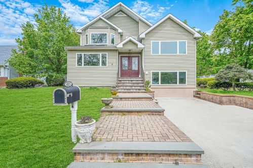 4021 Alken Ave, Seaford, NY 11783-1418