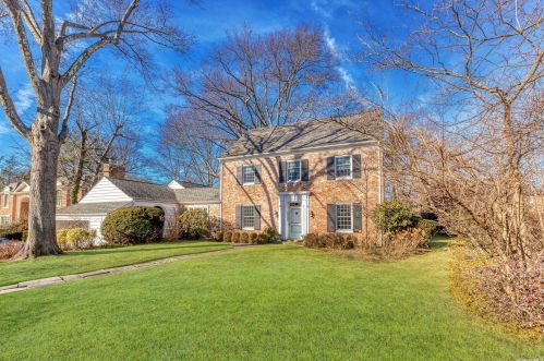 19 Hickory Dr, Great Neck, NY 11021-1706