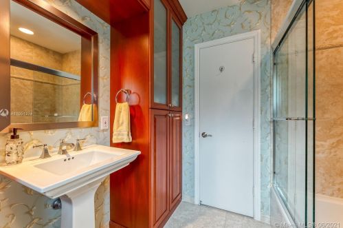 7440 Twin Sabal Dr, Hialeah FL  33014-2529 exterior