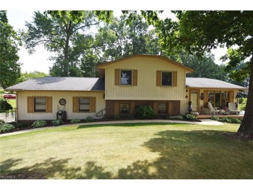 1484 Dahlia St, Hartville, OH 44632-9675