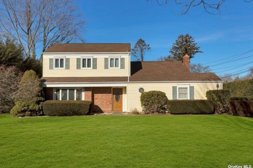 45 Shelby Rd, Elwood, NY 11731-4934