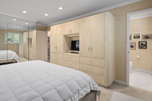 24 Surrey Dr, Norwalk CT  06851-3224 exterior