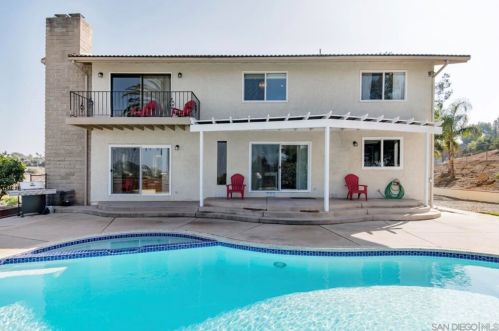 125 Kilby Ln, Vista, CA 92083-7157