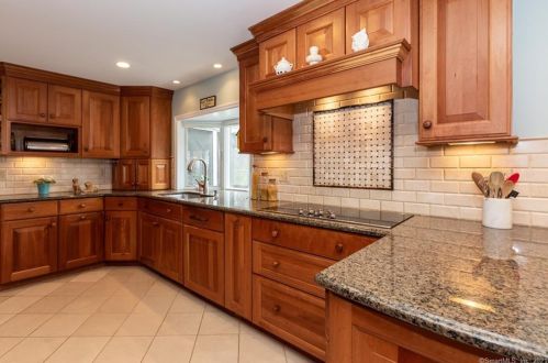 71 Powderhorn Dr, Ridgefield, CT 06877-4214